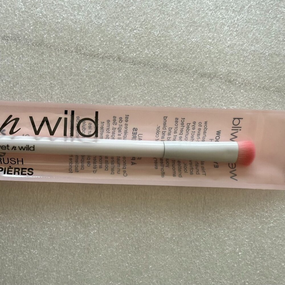 Wet N Wild Eyeshadow  Makeup Concealer Foundation Brush-New in package